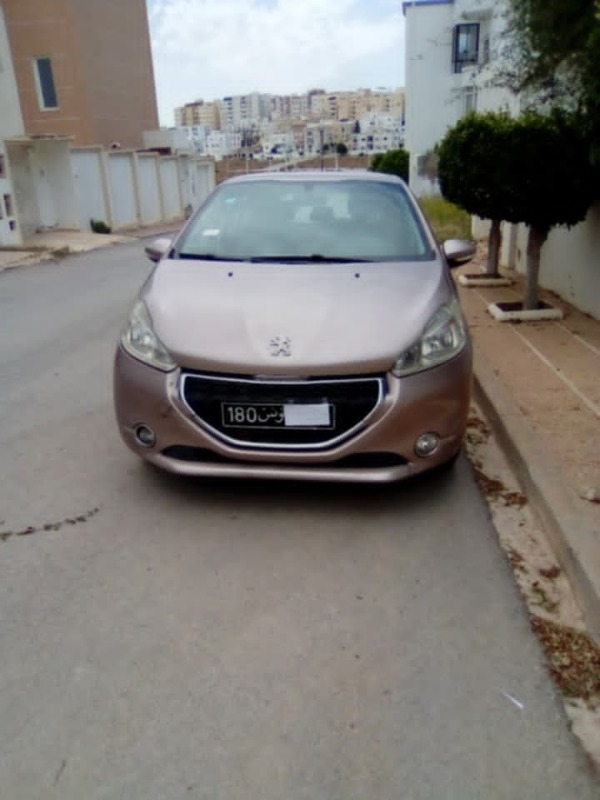 Peugeot 208 Essence 2016 à Ariana - Photo 2