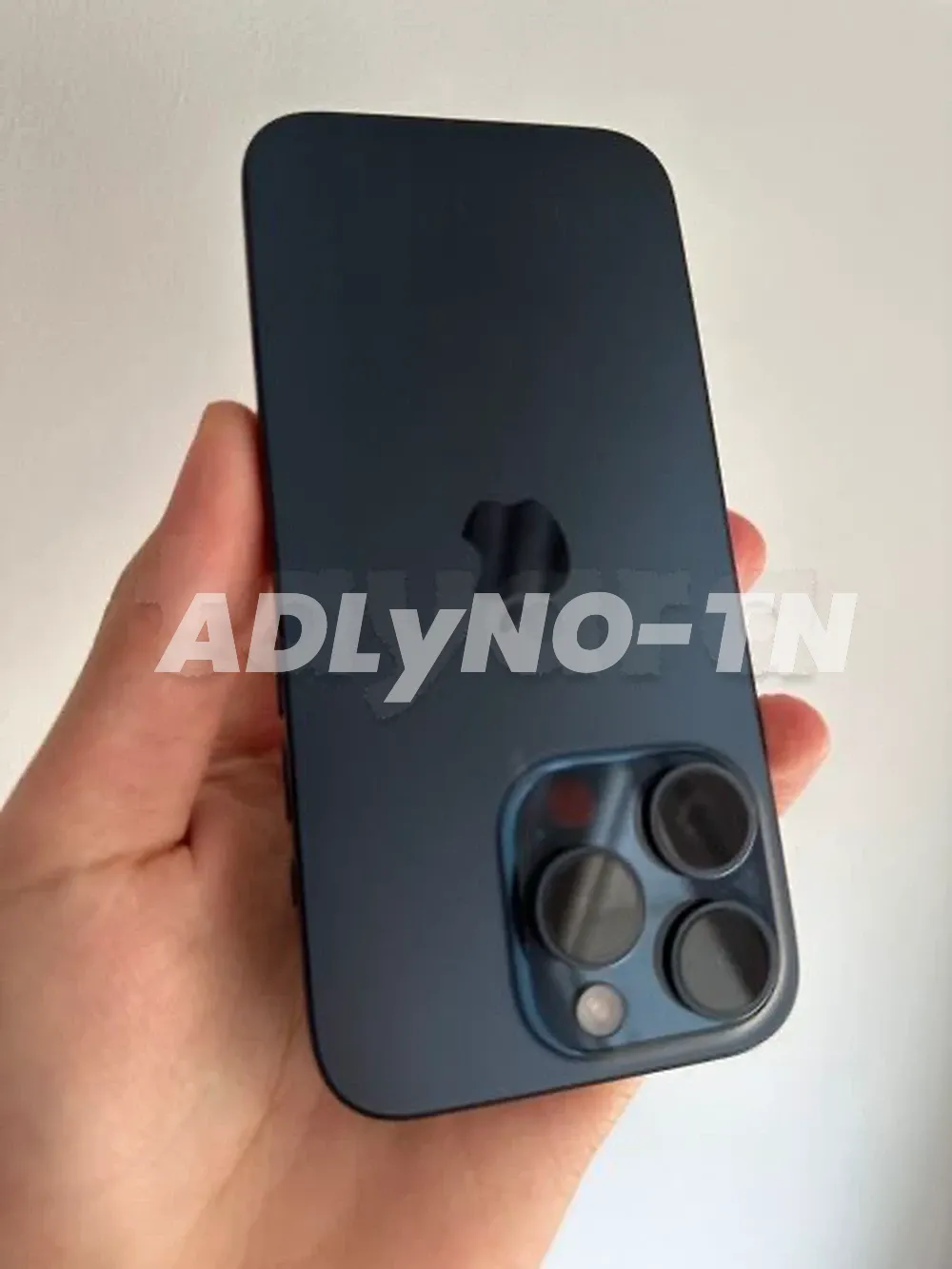 iPhone 15 Pro 128G bleu état neuf peu servi batterie 100% sous garantie Apple cycle de charge 15 fois avec son câble et facture garantie boutique prix 3099 Tel 20172643 t Telepho à Tunis - Photo 2