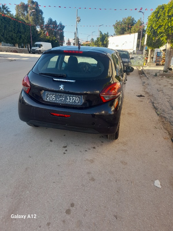Peugeot 208 Essence 2018 à Ariana - Photo 5