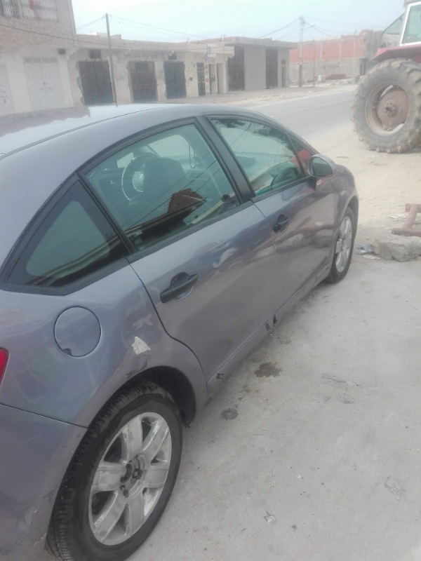 Citroen C4 Essence 2006 à Kasserine - Photo 5