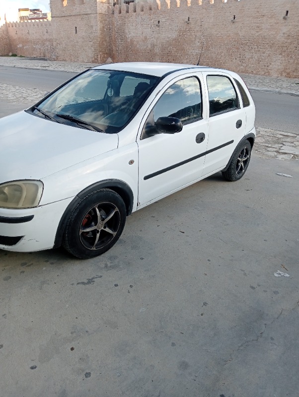 Opel Corsa Essence 2006 à Monastir - Photo 2