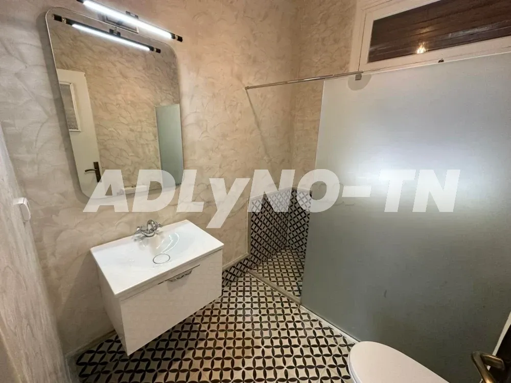 Villa plain-pied semi meublée avec un grand jardin à Mutuelleville à Tunis - Photo 4