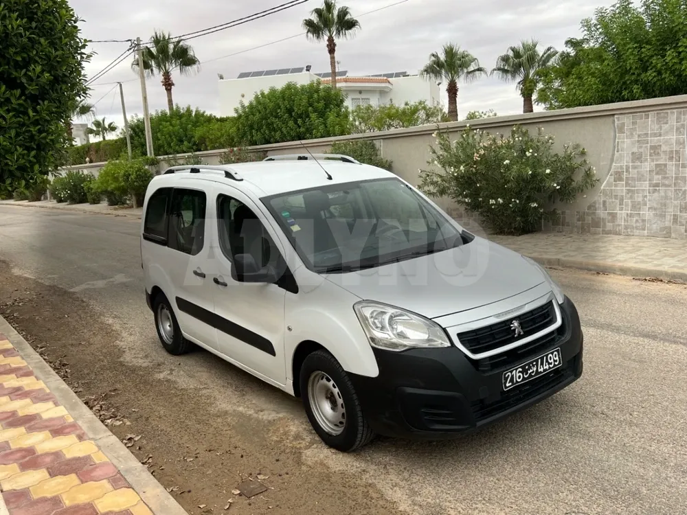 Peugeot partner 5 places à Sfax - Photo 2