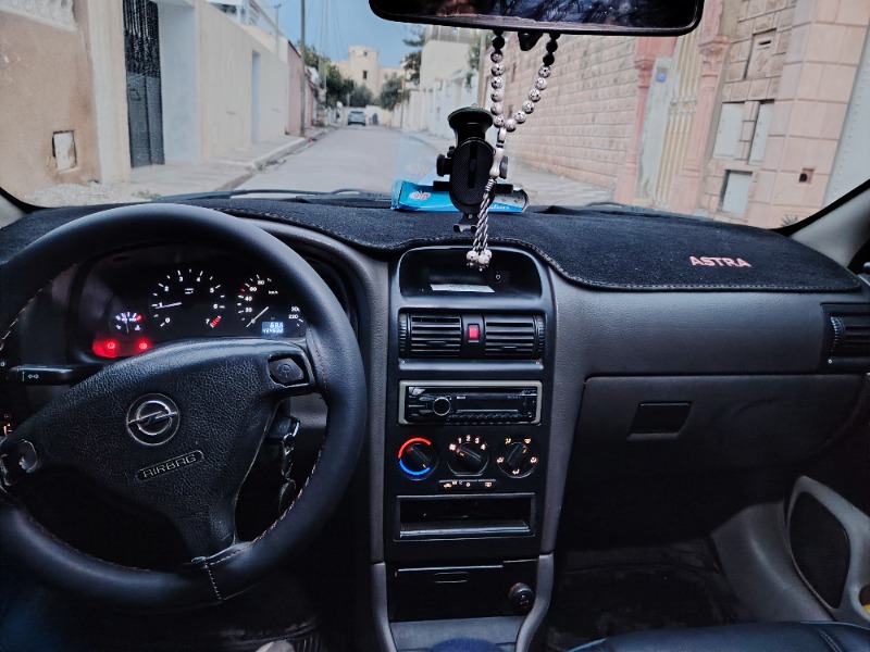 Opel Astra Essence 2002 à Ben Arous - Photo 4