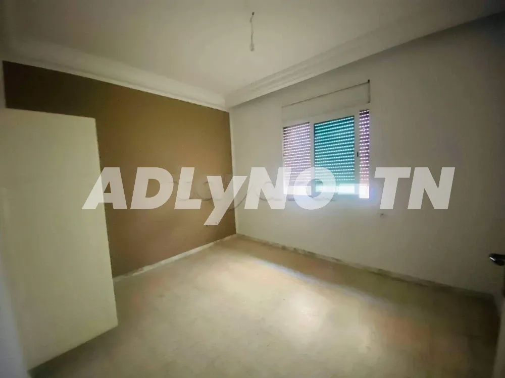 A vendre joli appartement S2 à Ennasr 2 De superficie 110 m2 TF Se compose d'un salon avec balcon, une chambre à coucher avec dressing,une chambre d'enfant,avec dressing,une cuisine avec séchoir,une salle d'eau,une salle de bain,chauffage centrale,pkgss. à Ariana - Photo 2