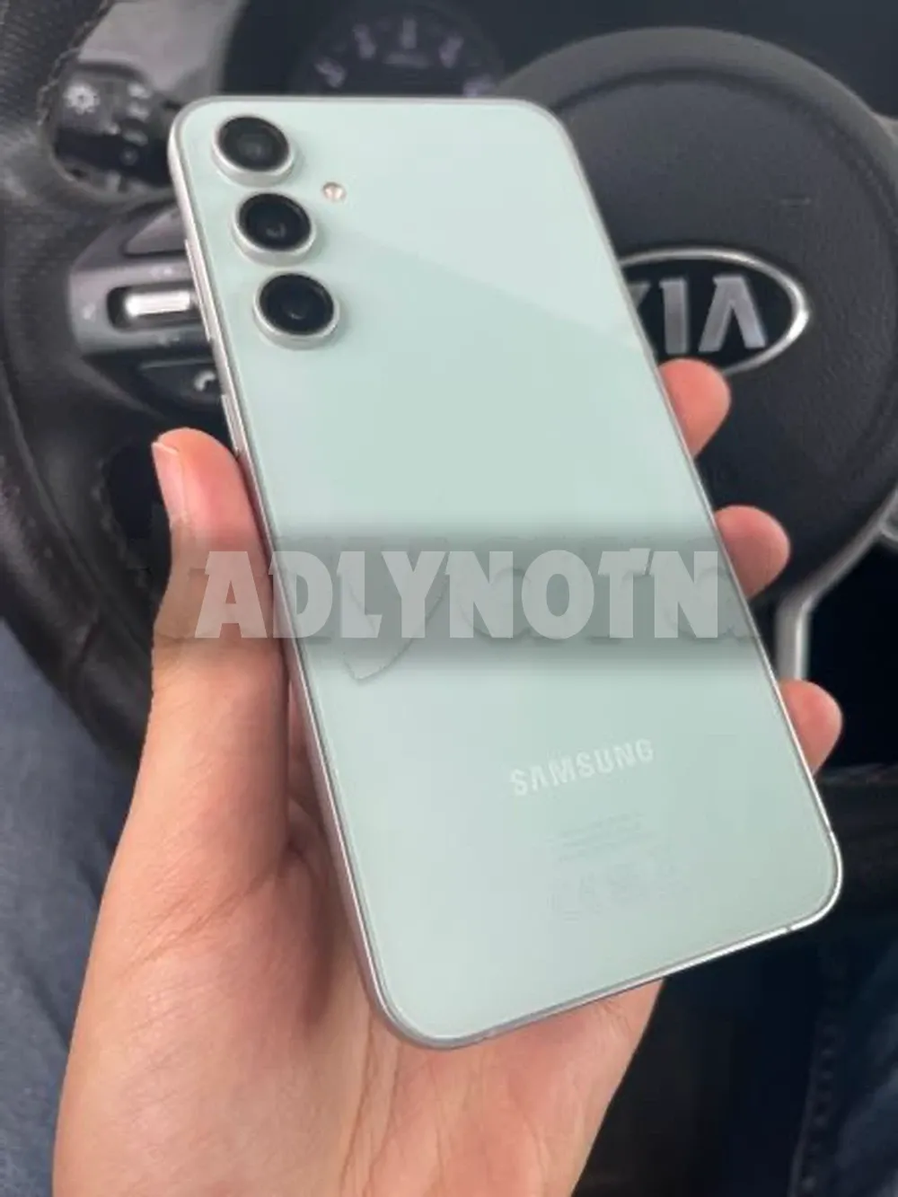 Samsung S23 FE 128/8 5G état neuf parfaite peu servi importé officiel aucun défaut tt en marche jamais réparé avec son câble facture et garantie prix 1350dt tel 20172643 à Tunis - Photo 2