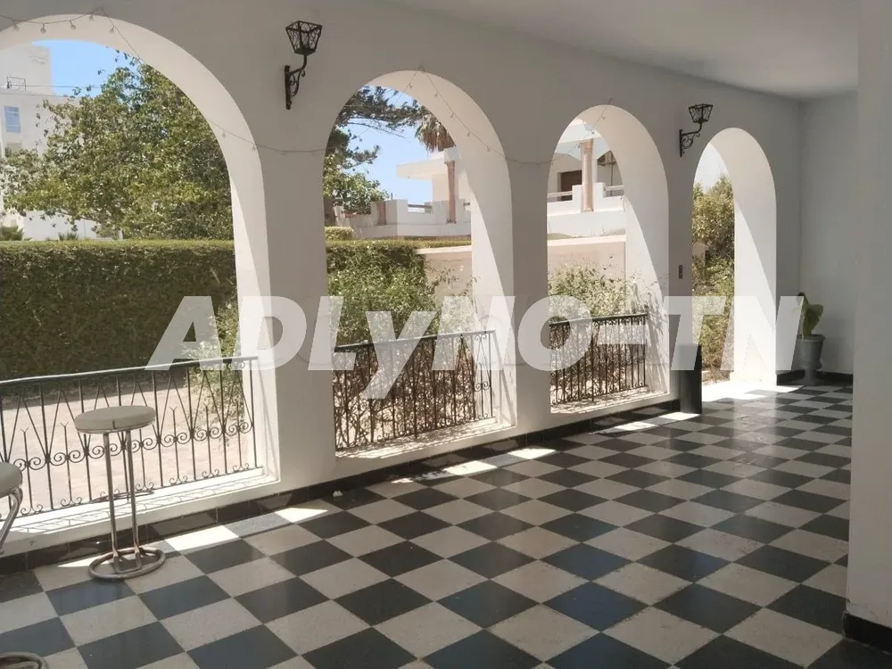 A vendre villa de 420 m² sur un terrain de 816 m² à Sfax 1.5 km Route Tunis à Sfax - Photo 1
