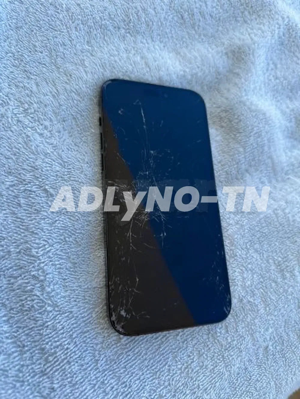 iPhone 14 Pro Max 256G batt100% écran fissuré tactile 10/10 tt en marche aucun défaut jamais réparé validé avec son câble et facture boutique prix 2150d Tel 20172643 à Tunis - Photo 3