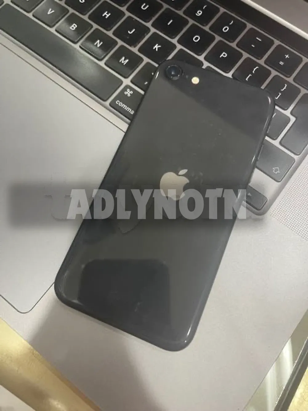 iPhone SE 2020 64G batterie 82% bon état tt en marche aucun défaut jamais réparé avec son câble prix 490d tel 20172643 à Tunis - Photo 1