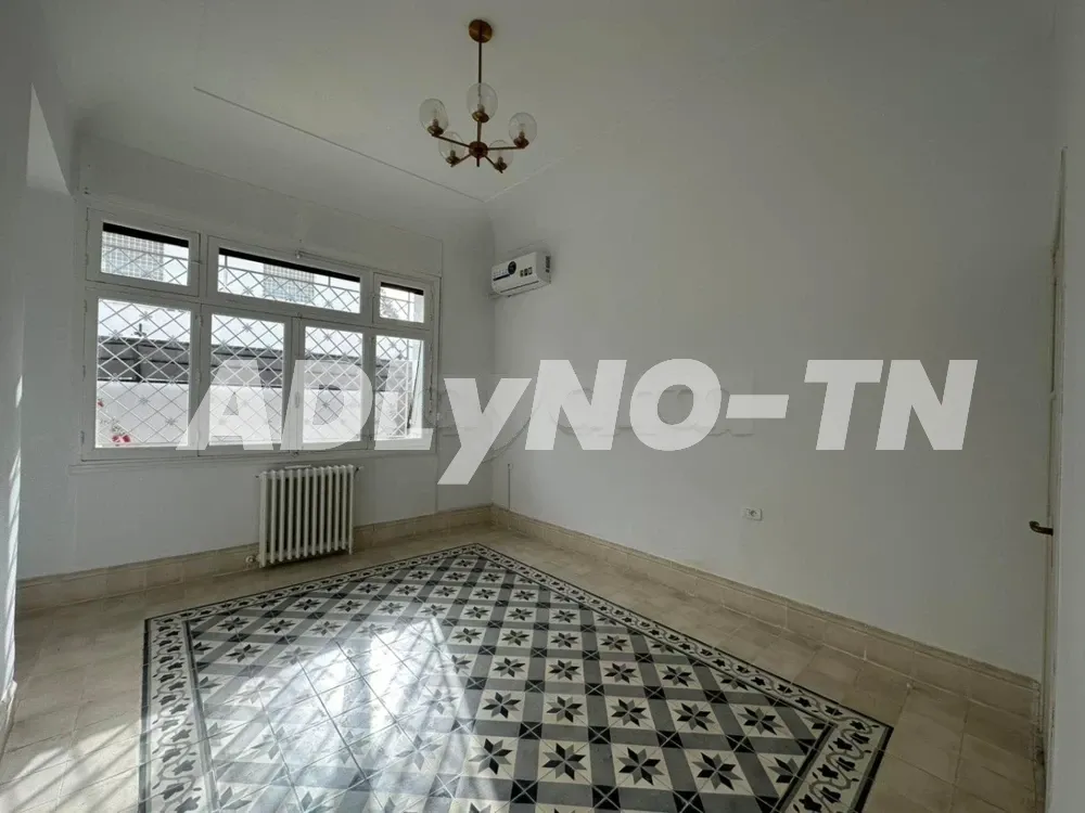 Villa plain-pied semi meublée avec un grand jardin à Mutuelleville à Tunis - Photo 2