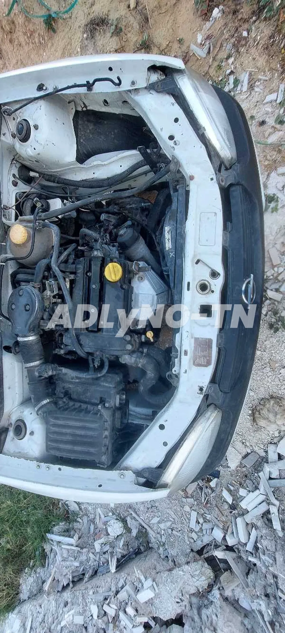 Opel corsa swing essence 3 cylindre moteur jdid 3omrou chhar carrosserie 3amla voile 3la ndhif. numéro de chassis dorigine intérieur ndhif. avant train neuf tel : 29184136 prix : 11,500 à Manouba - Photo 4