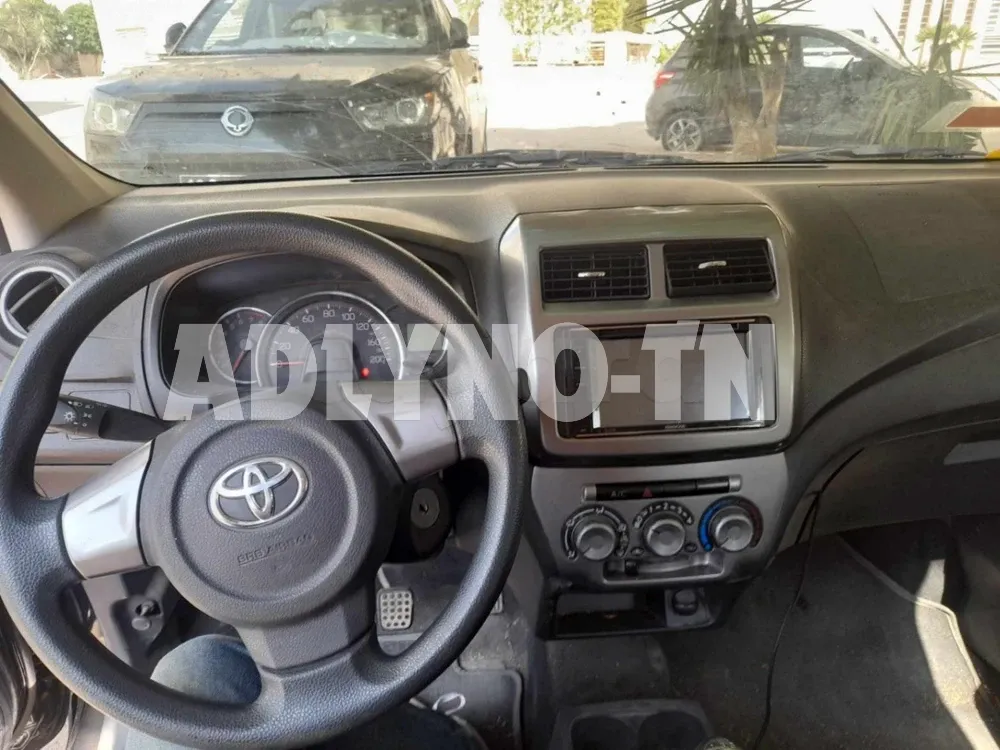 cause depart dame met en vente sa toyota agya à Tunis - Photo 1