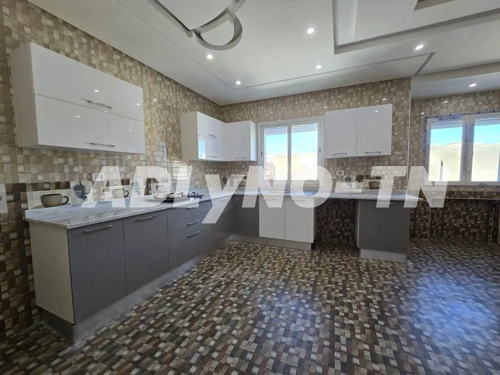Villa de 400 m² sur un terrain de 597 m² à Ben Arous - Photo 4