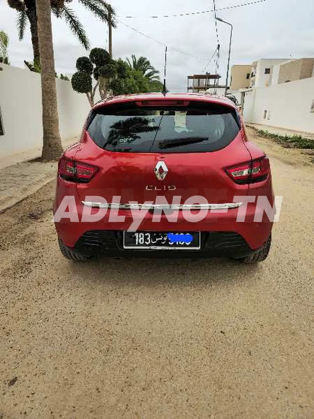 Clio 4 dynamique 1 er main modele 08/2015 154000 km certifiee avec carnet d entretient chaque entretient a l apuie 5 cv 4 cylindre moteur symbol tt options climatiseur electronic en marche abs fermiture central bouton start/stop ecranc tactil retrovisurs à Sfax - Photo 3