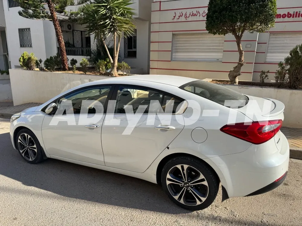 Une KIA Cerato en excellent état ! à Tunis - Photo 9