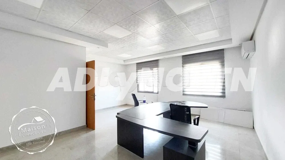 A louer immeuble bien entretenu 2600 m² au Lac 3 à Tunis - Photo 1
