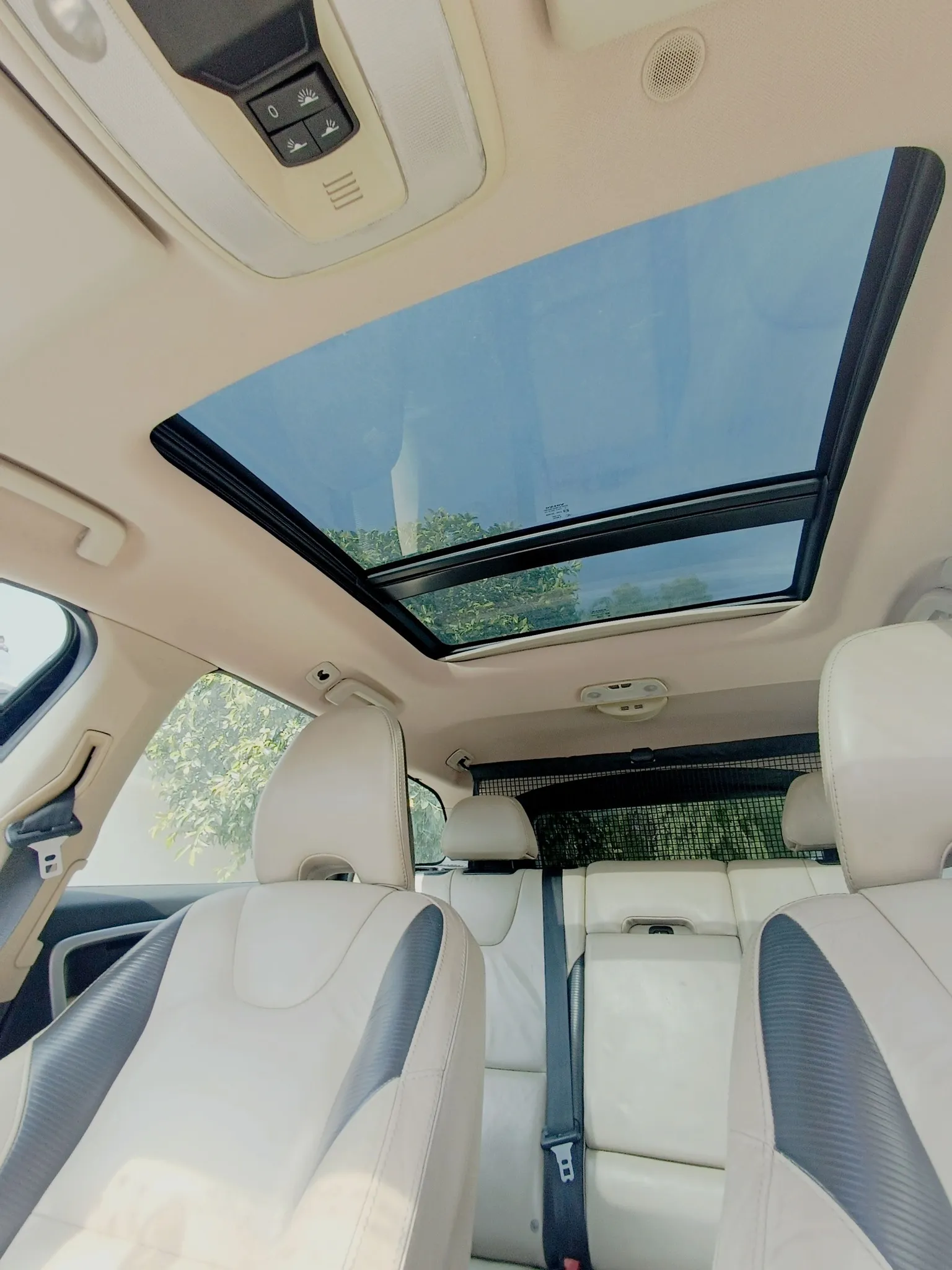 SUV - VOLVO XC60 2.0 BVA Finition R-DESIGN SPORT TOIT OUVRANT à Tunisie - Photo 6