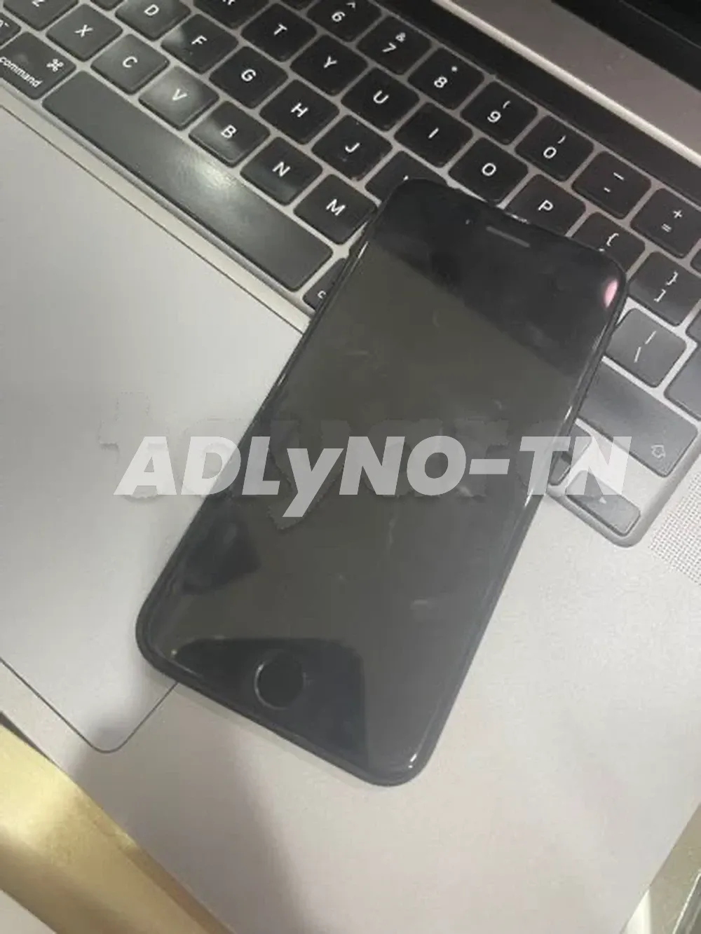 iPhone SE 2020 64g batterie 79% état comme neuf jamais réparé aucun défaut tt en marche avec son câble prix 490dt tel 20172643 à Tunis - Photo 4