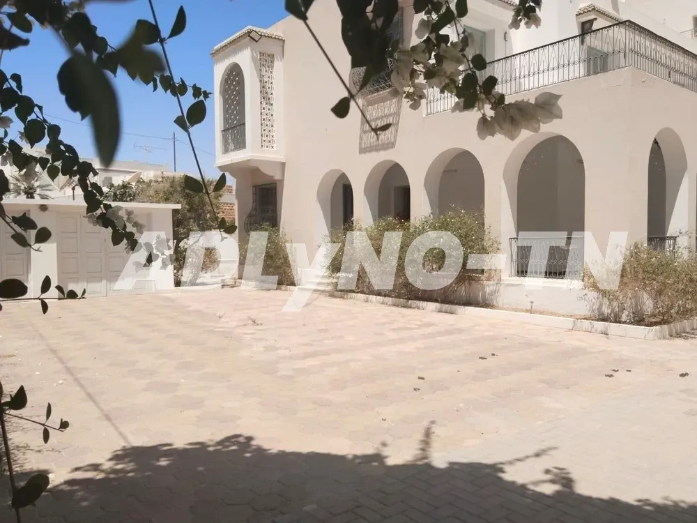 A vendre villa de 420 m² sur un terrain de 816 m² à Sfax 1.5 km Route Tunis à Sfax - Photo 2