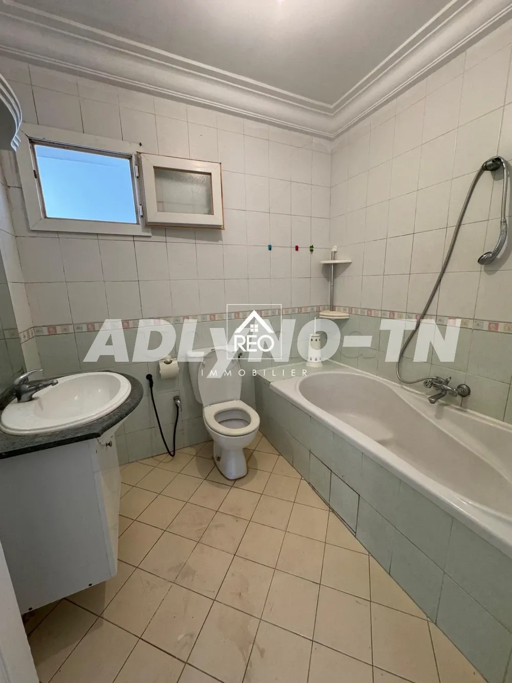 A Vendre : Un appartement S+2, Situé à Cité Wahat à Tunis - Photo 2