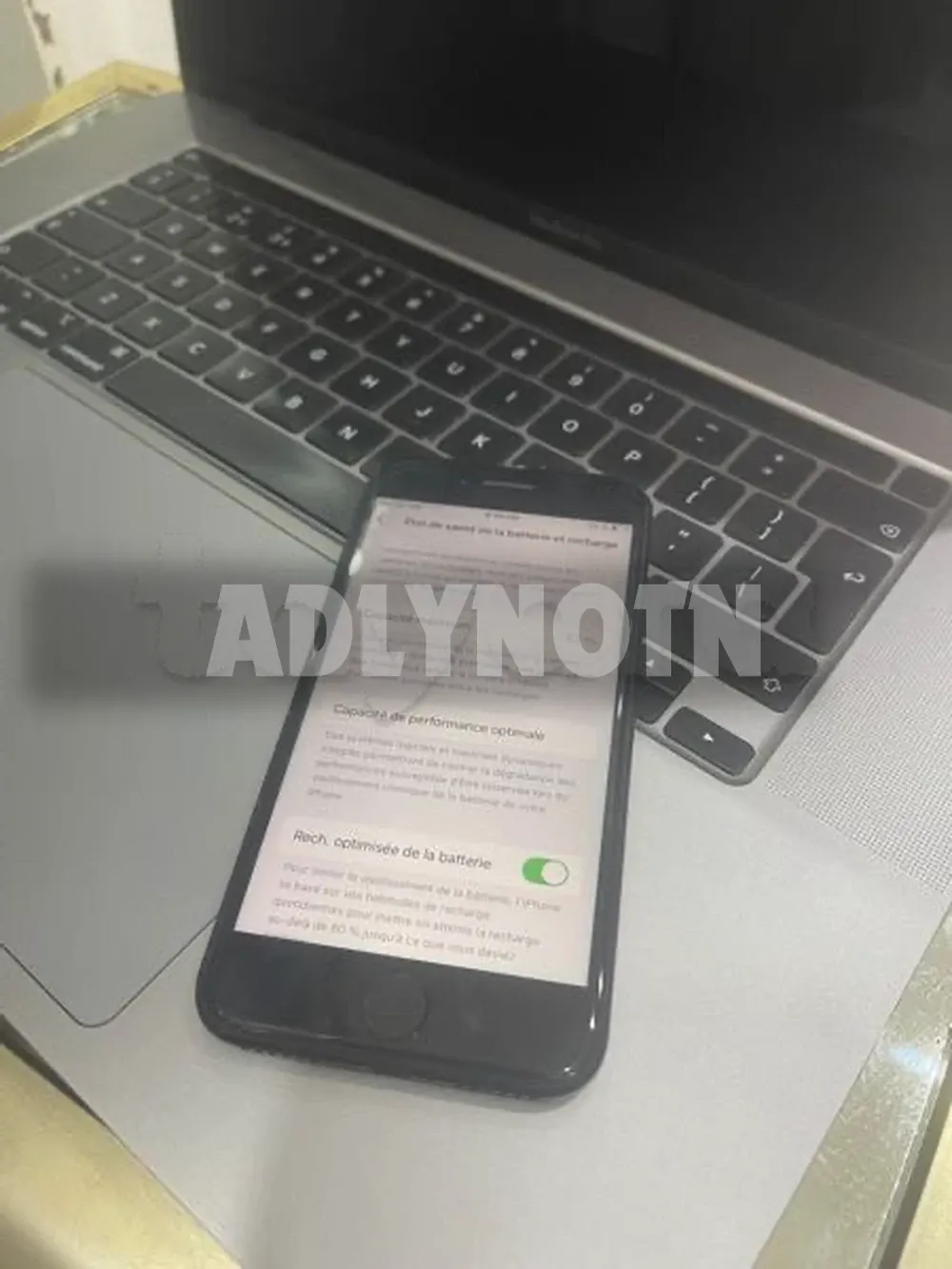 iPhone SE 2020 64G batterie 82% bon état tt en marche aucun défaut jamais réparé avec son câble prix 490d tel 20172643 à Tunis - Photo 5