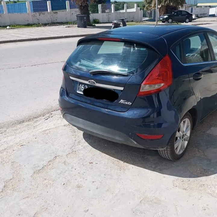 Une belle Ford Fiesta titanium à Beja - Photo 2