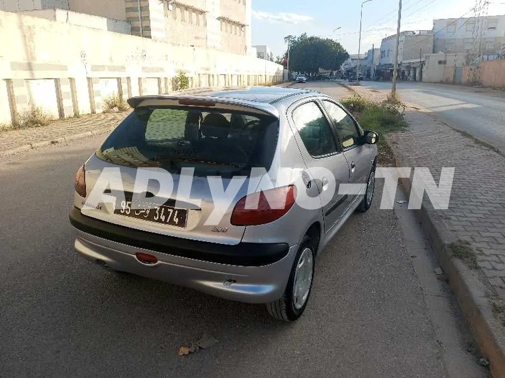 Peugeot 206 à Ariana - Photo 2