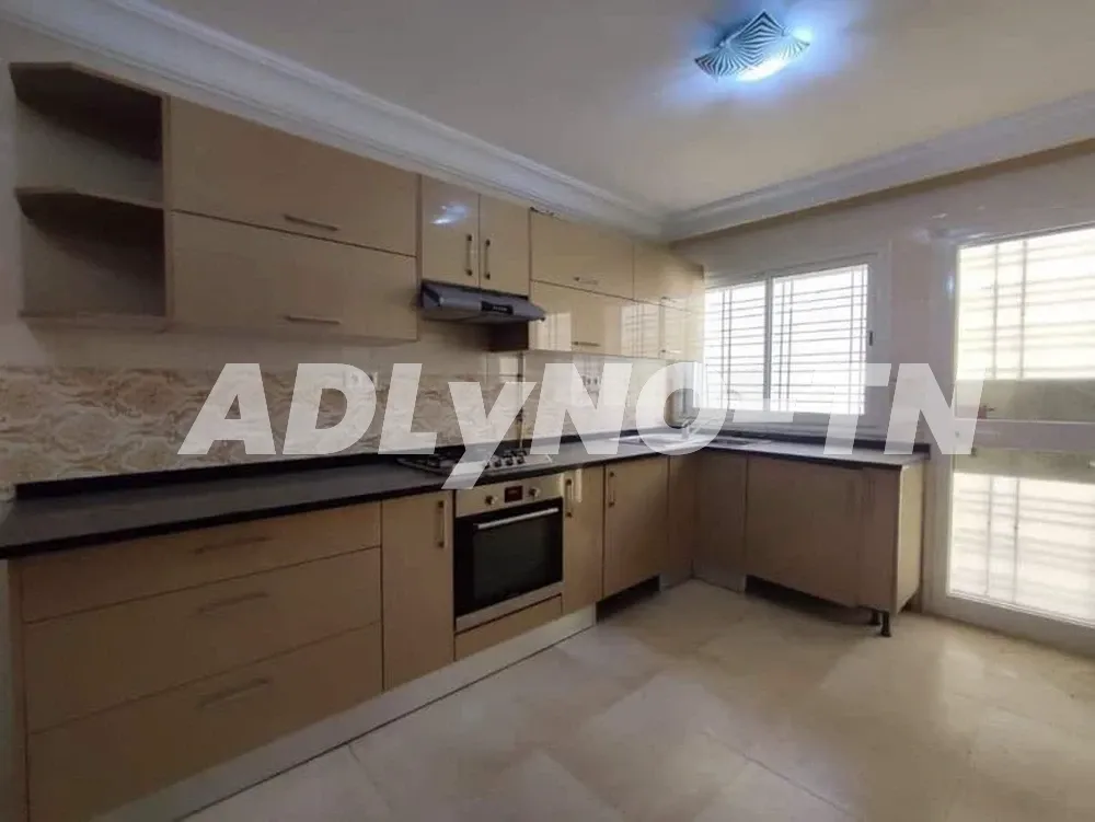 UNE BELLE VILLA JUMELÉE AVEC ASCENSEUR A VENDRE à Tunis - Photo 2