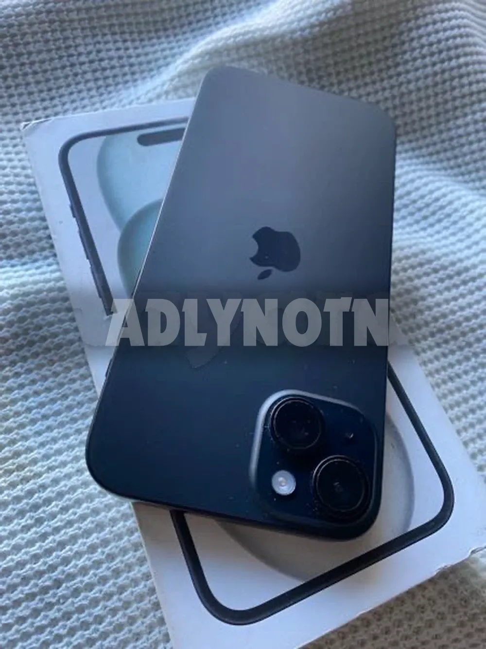 iPhone 15 Plus Noire 128G neuf comme cacheté Batt 100% cycle de charge 30 fois sous garantie Apple avec ces accessoires et facture boutique version Europe validé sur sajalni prix 2850 tel 58218744 à Tunis - Photo 2
