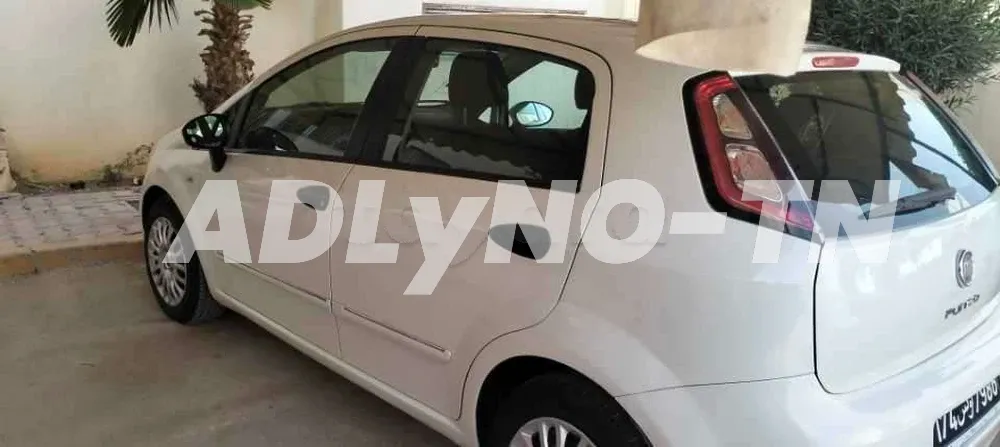  Fiat doblo 6cv essence. 5 places. Tél 98 576 500 