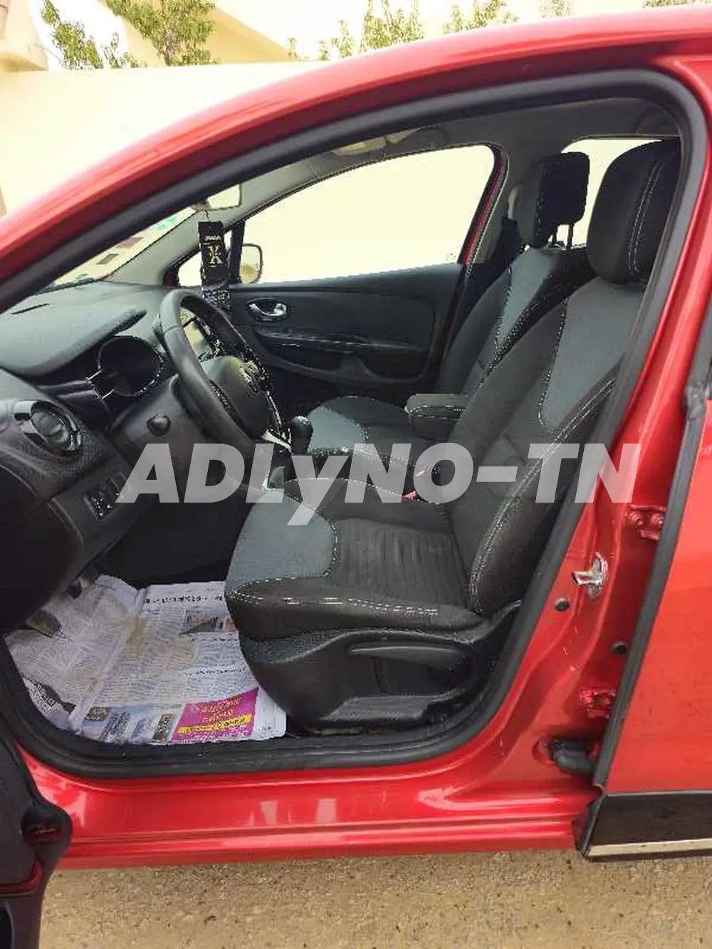Clio 4 dynamique 1 er main modele 08/2015 154000 km certifiee avec carnet d entretient chaque entretient a l apuie 5 cv 4 cylindre moteur symbol tt options climatiseur electronic en marche abs fermiture central bouton start/stop ecranc tactil retrovisurs à Sfax - Photo 6