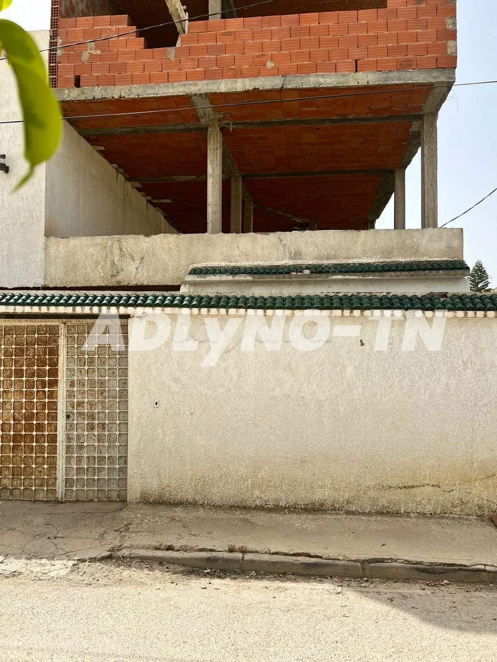 une maison de 400m² sur un terrain de 215 m² à Cité Essaha Ariana à Ariana - Photo 1