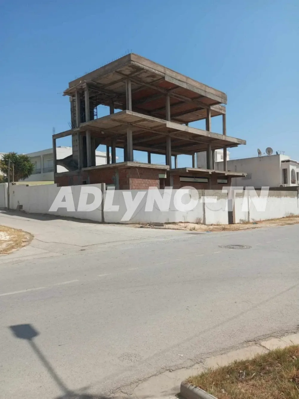 Une villa inacevée a 3 étages a vendre situé a Manzah 5 Prés de Ksar Tej à Ariana - Photo 1