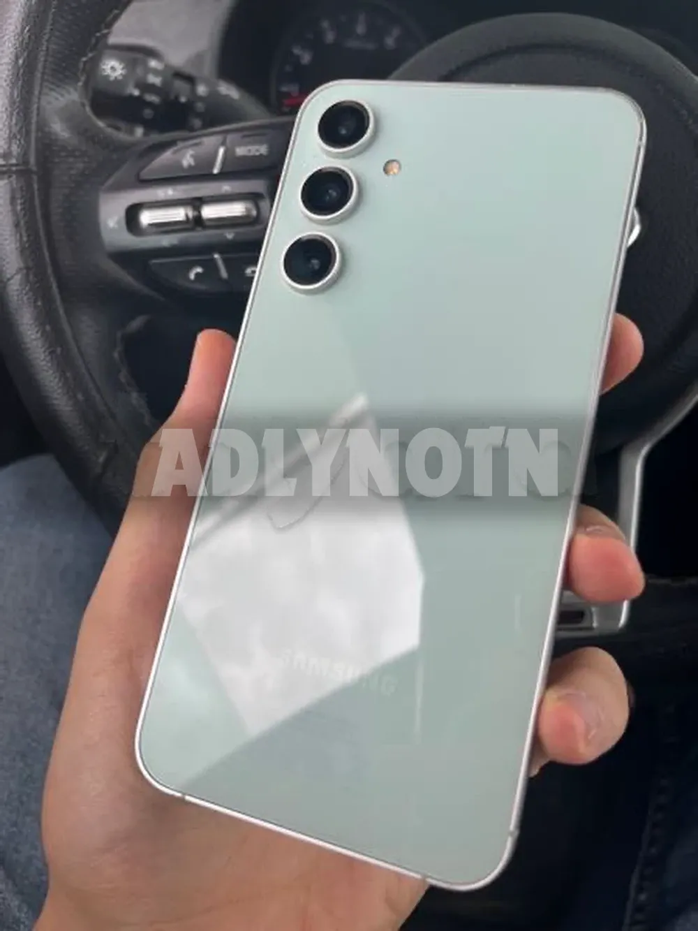 Samsung S23 FE 128/8 5G état neuf parfaite peu servi importé officiel aucun défaut tt en marche jamais réparé avec son câble facture et garantie prix 1350dt tel 20172643 à Tunis - Photo 5
