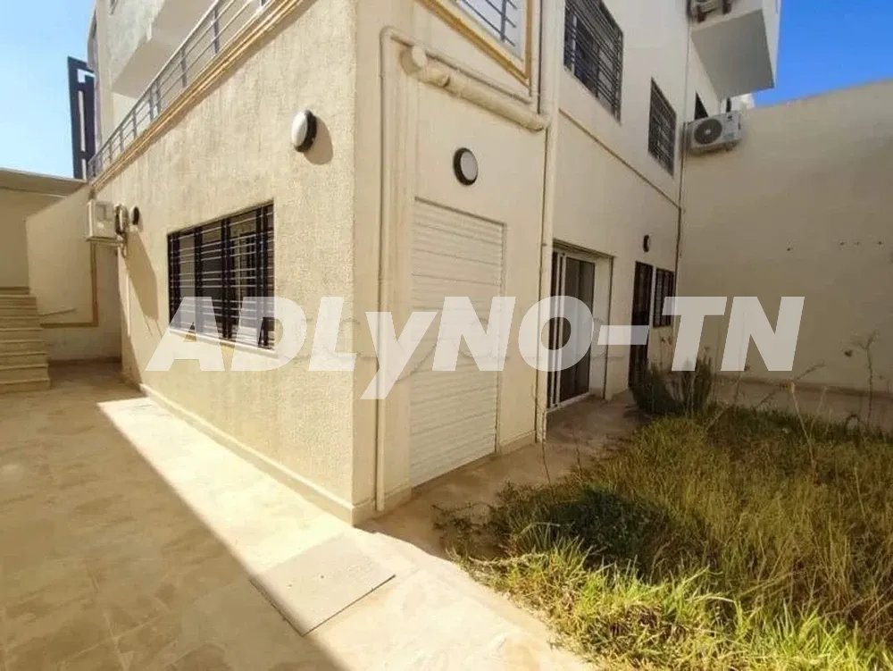 UNE BELLE VILLA JUMELÉE AVEC ASCENSEUR A VENDRE à Tunis - Photo 9