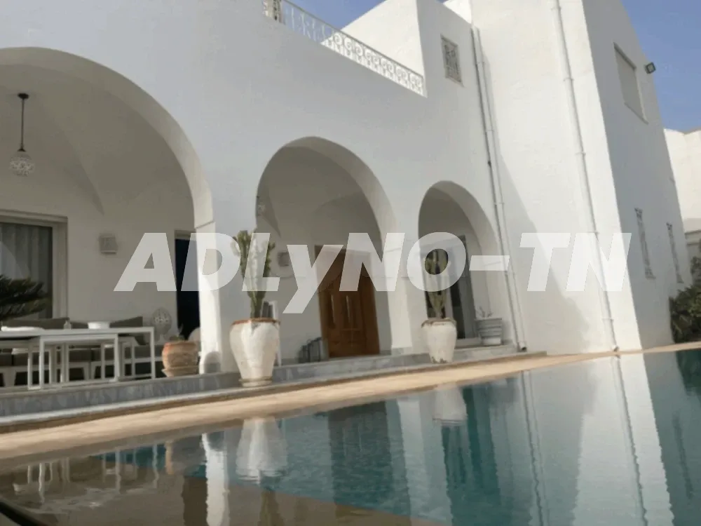 A vendre à Hammamet une villa S+4 située dans un quartier résidentiel et calme à Nabeul - Photo 1