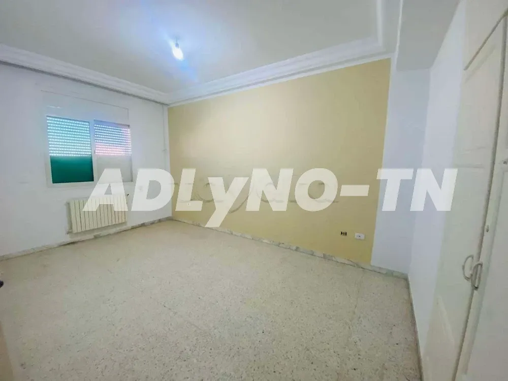 A vendre joli appartement S2 à Ennasr 2 De superficie 110 m2 TF Se compose d'un salon avec balcon, une chambre à coucher avec dressing,une chambre d'enfant,avec dressing,une cuisine avec séchoir,une salle d'eau,une salle de bain,chauffage centrale,pkgss. à Ariana - Photo 1