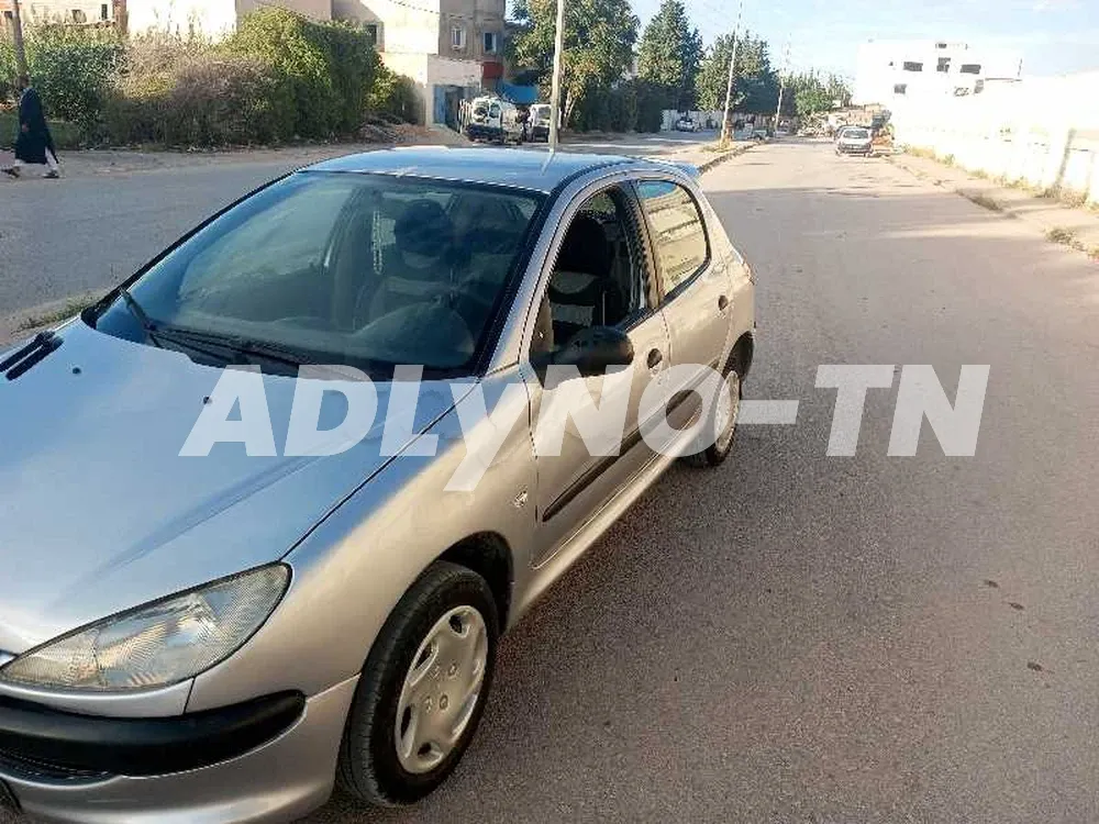 Peugeot 206 à Ariana - Photo 1