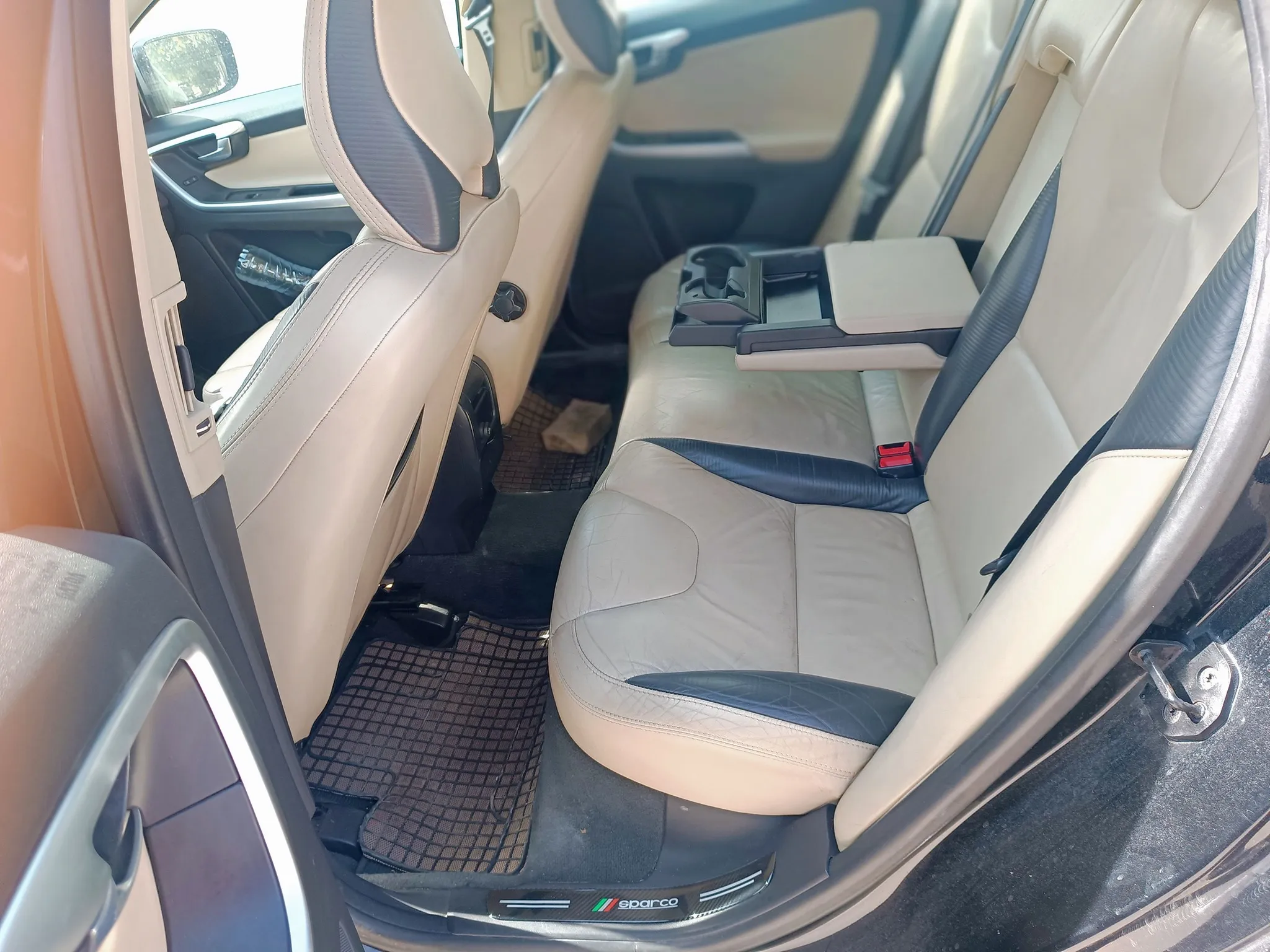 SUV - VOLVO XC60 2.0 BVA Finition R-DESIGN SPORT TOIT OUVRANT à Tunisie - Photo 3