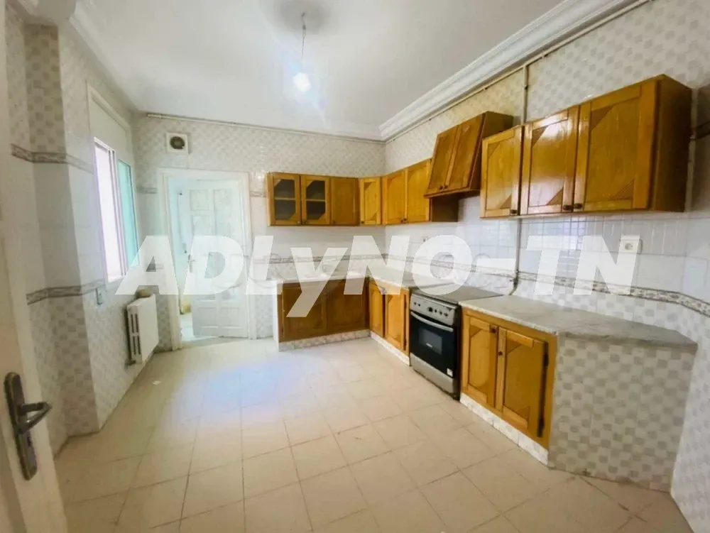 A vendre joli appartement S2 à Ennasr 2 De superficie 110 m2 TF Se compose d'un salon avec balcon, une chambre à coucher avec dressing,une chambre d'enfant,avec dressing,une cuisine avec séchoir,une salle d'eau,une salle de bain,chauffage centrale,pkgss. à Ariana - Photo 3