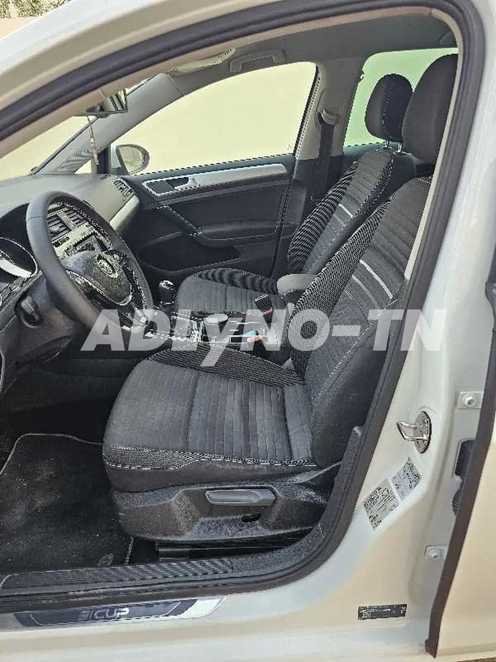 Golf 7 cup modele 11/2014 entree en tunisie en 2019 1 er main en tunisie 5 cv essence 178000 km reel avec carnet entretient chaque entretient a l apui ttt options cliamtiseur elctronic en marche 4 vitres electric abs capteurs de pluie et de lumiere capteu à Sfax - Photo 6