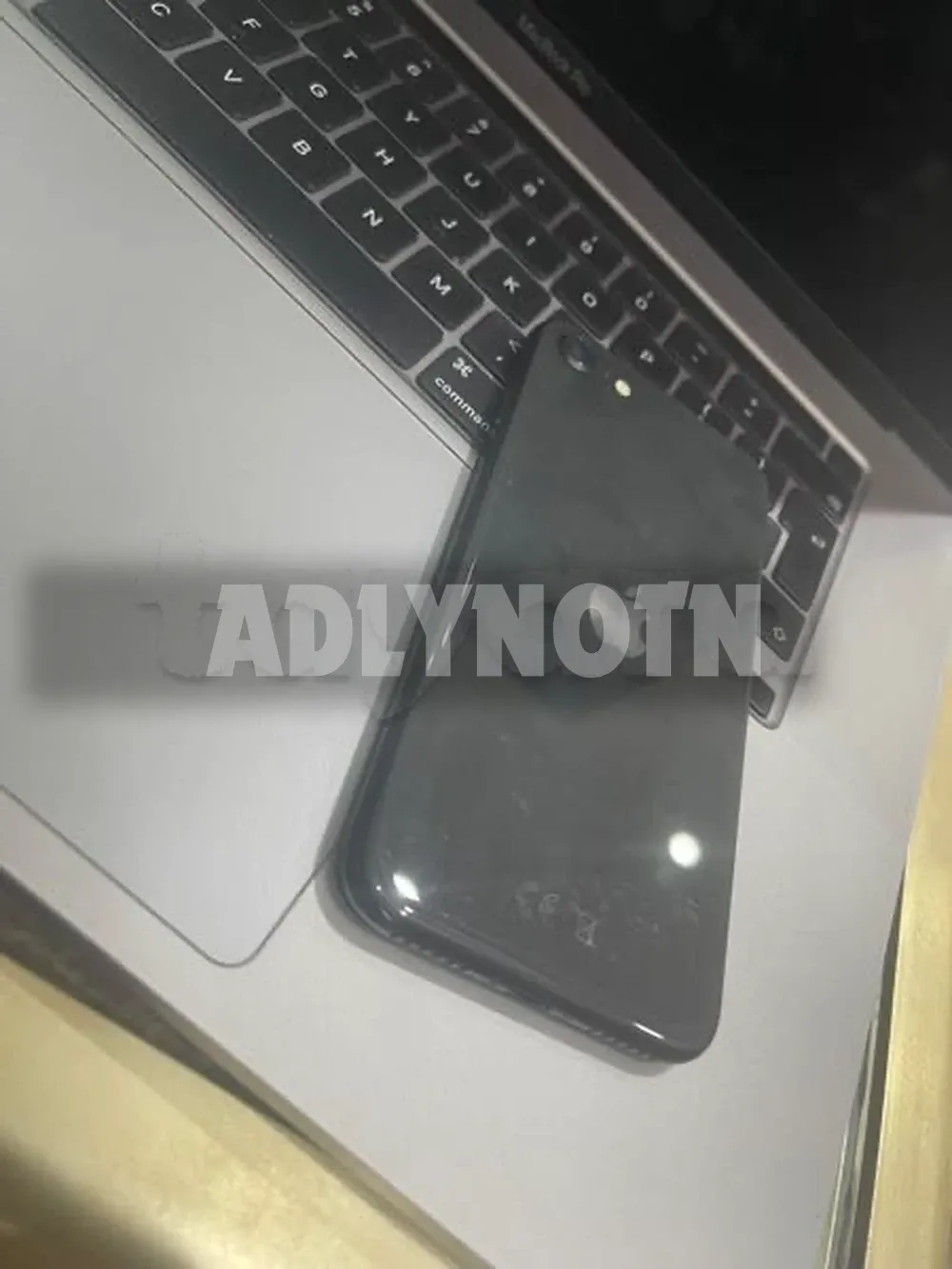iPhone SE 2020 64G batterie 82% bon état tt en marche aucun défaut jamais réparé avec son câble prix 490d tel 20172643 à Tunis - Photo 4