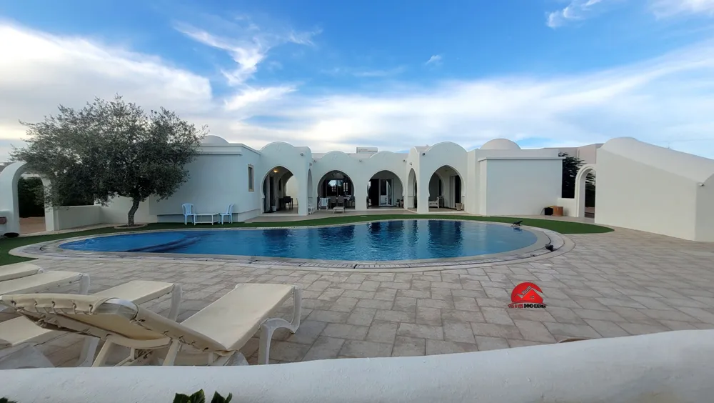 MAISON DJERBIENNE AVEC PISCINE À ARKOU DJERBA ZA - RÉF V602 à Medenine - Photo 1