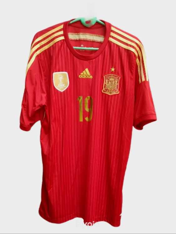 Je propose des chaussures de football Adidas.