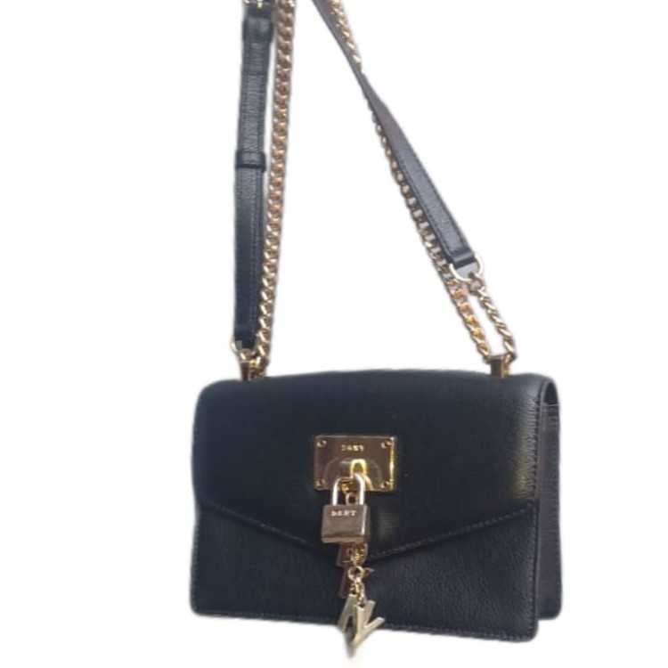 Vente d'un sac à bandoulière DKNY.