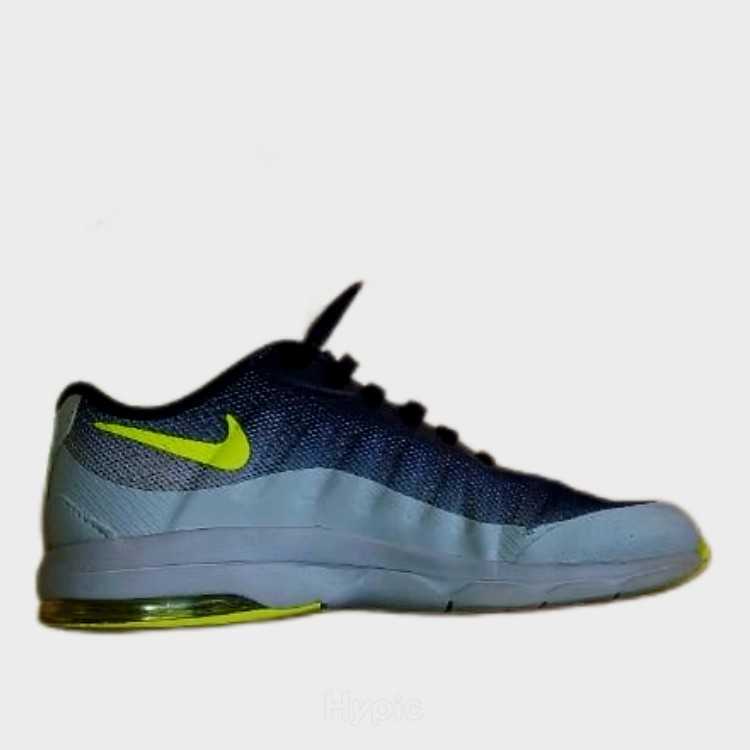 Je vends Sneakers Air Max Invigor originales .