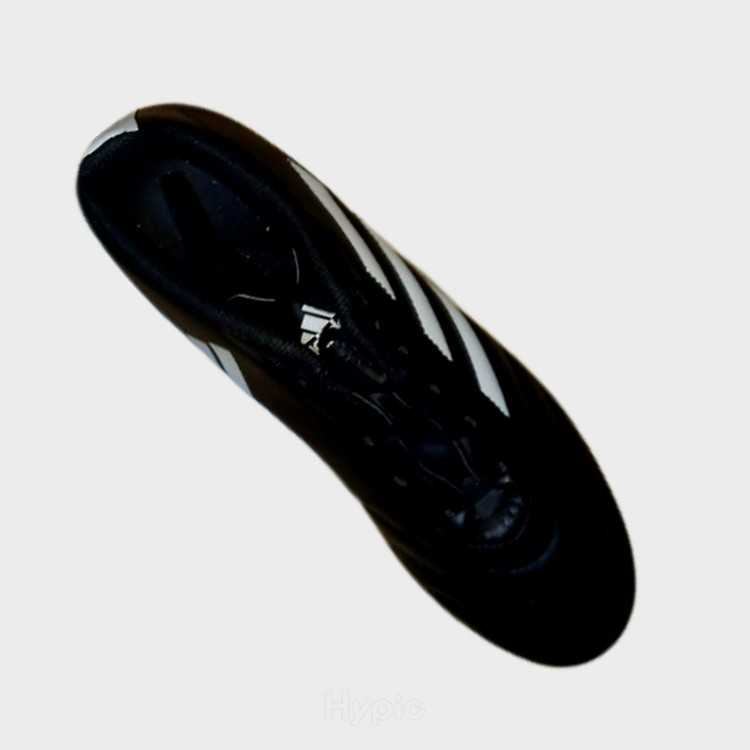 Je propose des chaussures de football Adidas.