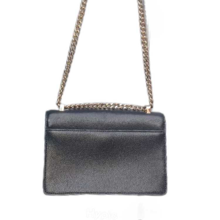 Vente d'un sac à bandoulière DKNY.