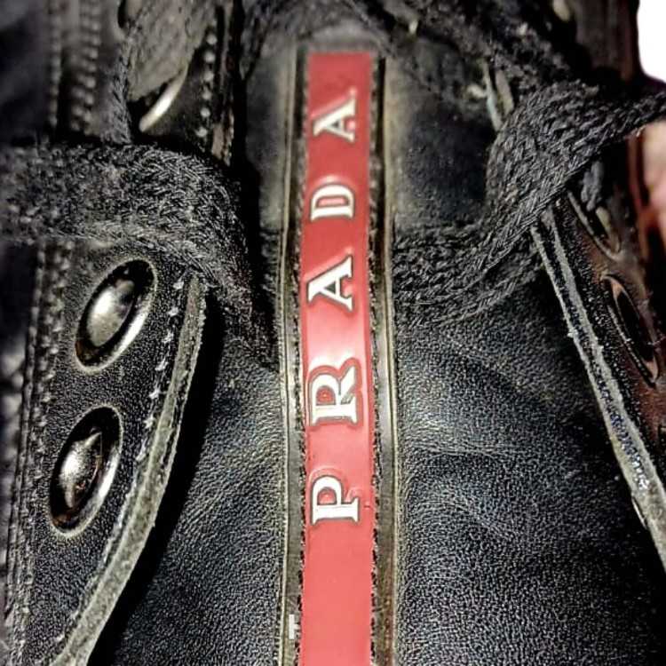 Sneakers Prada en cuir pour homme.