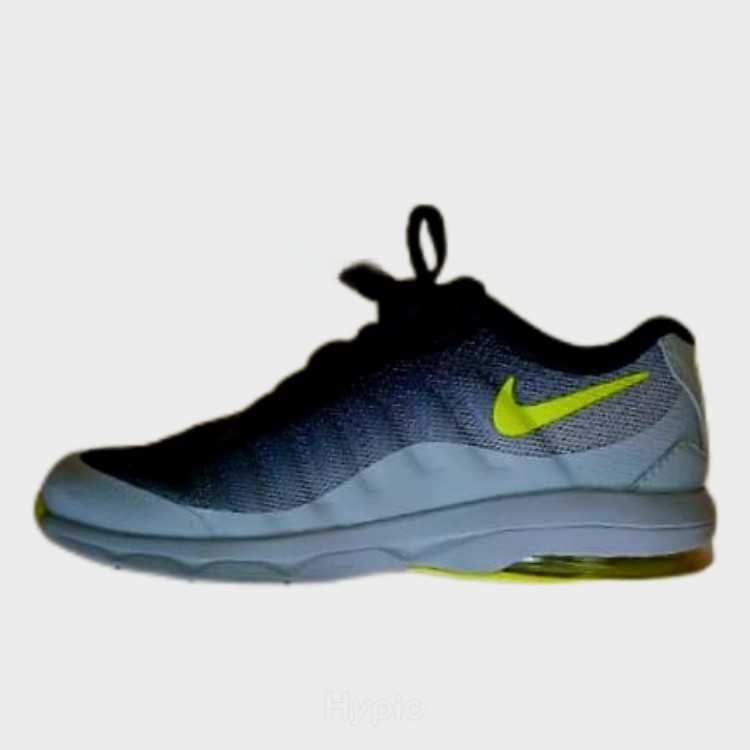 Je vends Sneakers Air Max Invigor originales .